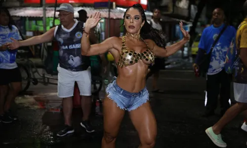 
				
					Sabrina Sato enfrenta chuva em ensaio de rua da Vila Isabel; FOTOS
				
				