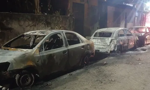 
				
					Segurança é reforçada em bairro de Salvador após incêndio de 6 carros
				
				