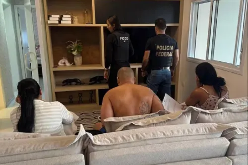 
				
					Suposto chefe de facção que atua na Bahia é preso em cobertura em SP
				
				