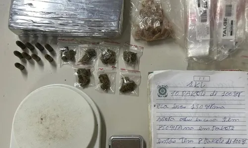 
				
					Suspeito de tráfico de drogas é preso após fuga em Feira de Santana
				
				