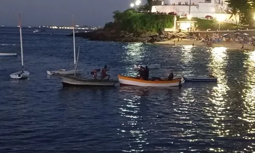 
				
					Suspeitos de roubo tentam fuga pelo mar do Porto da Barra, em Salvador
				
				