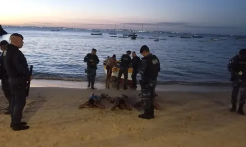 
				
					Suspeitos de roubo tentam fuga pelo mar do Porto da Barra, em Salvador
				
				