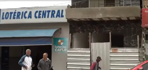 
				
					Suspeitos quebram parede e furtam R$ 100 mil de lotérica na Bahia
				
				