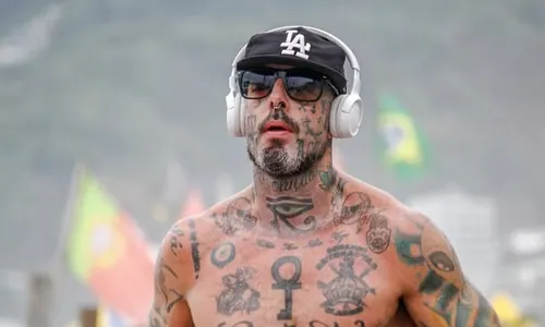 
				
					Tico Santta Cruz exibe abdômen trincado após ano de 'frustrações'
				
				