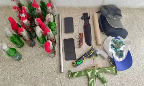 
				
					Torcedores do Bahia são detidos com coquetéis molotov e armas falsas
				
				