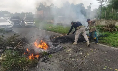 
				
					Trânsito é interditado na BR-324 após protesto de moradores na Bahia
				
				