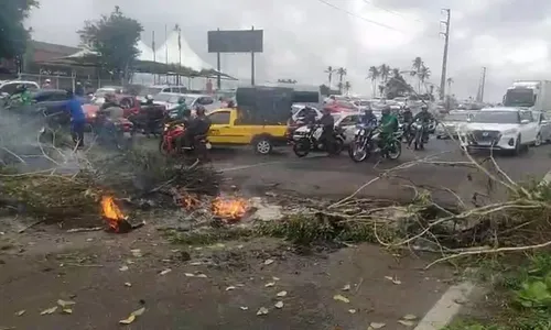 
				
					Trânsito é interditado na BR-324 após protesto de moradores na Bahia
				
				