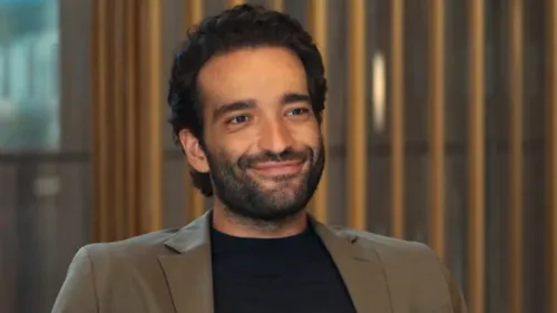 
				
					'Vale Tudo': Afonso vira corno após trocar Solange por outra
				
				