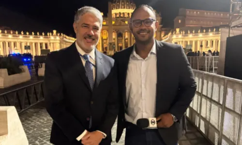 
				
					Vanderson Nascimento posa com William Bonner no Vaticano e web reage
				
				