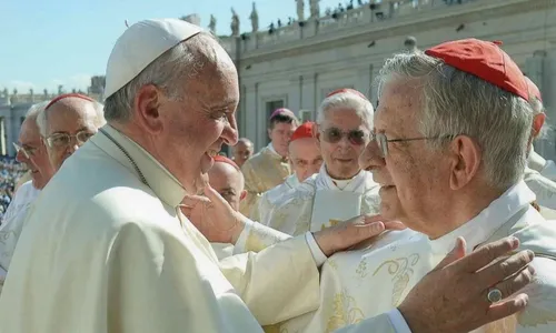 
				
					Vanderson Nascimento posa com William Bonner no Vaticano e web reage
				
				