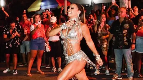 
				
					Viviane Araújo causa em ensaio do Salgueiro e agita fãs; veja fotos
				
				