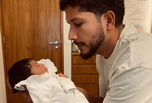 
				
					Yuri Lima cuida de Nala, filha com Iza, enquanto assiste jogo; veja
				
				