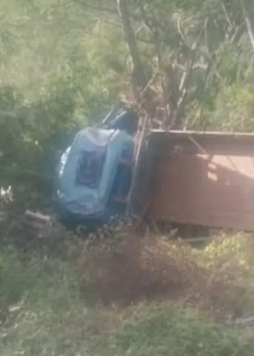 
				
					Menino de 12 anos morre após caminhão cair em ribanceira na Bahia
				
				