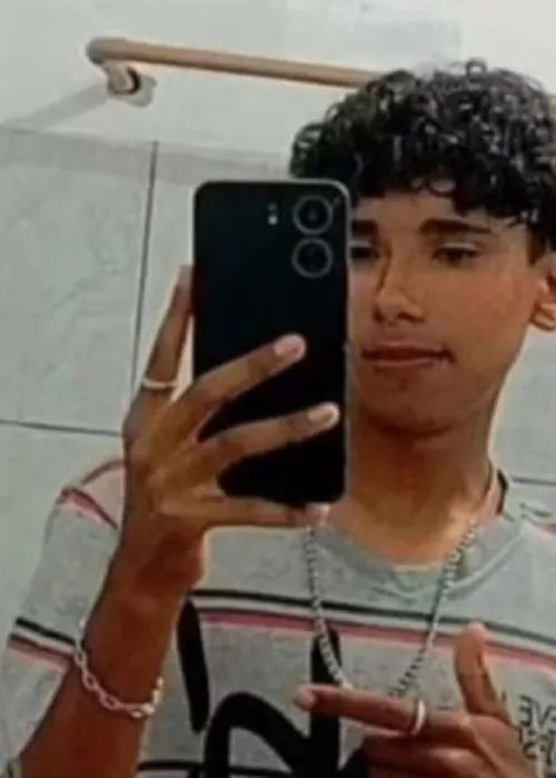 
				
					Adolescente morre após cair de moto e ser atingido por caminhão na BA
				
				