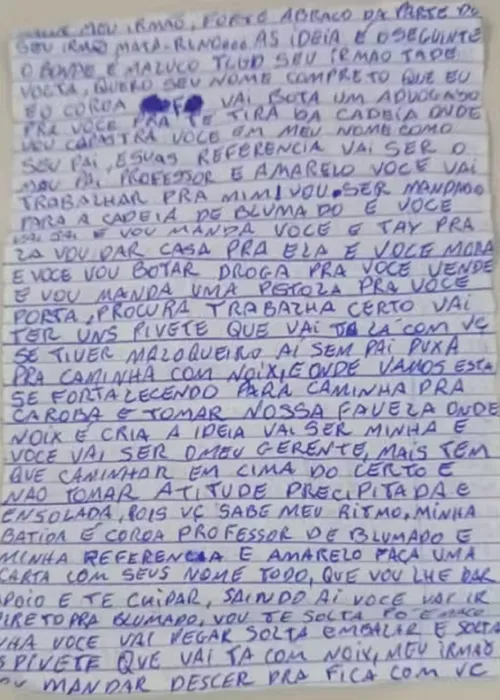
				
					Advogado é preso suspeito de atuar como 'pombo-correio' para detentos
				
				