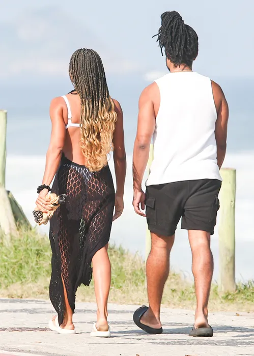 
				
					Aline Patriarca e Diogo Almeida trocam beijos quentes em praia; veja
				
				