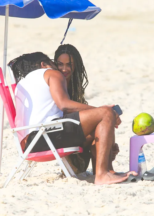 
				
					Aline Patriarca e Diogo Almeida trocam beijos quentes em praia; veja
				
				