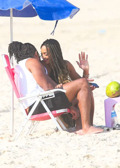 
				
					Aline Patriarca e Diogo Almeida trocam beijos quentes em praia; veja
				
				