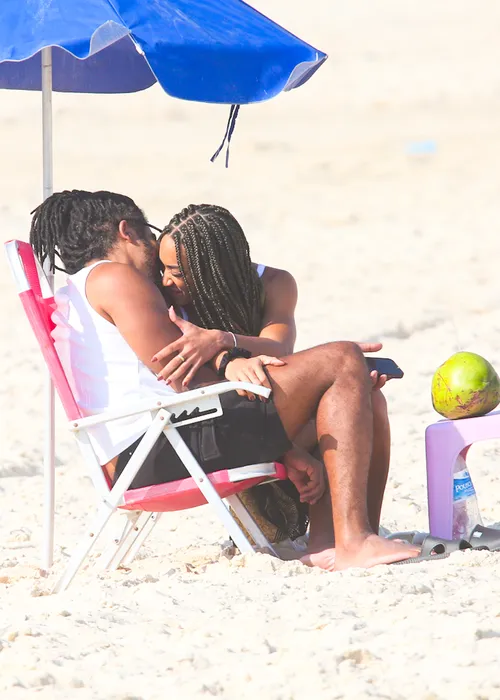 
				
					Aline Patriarca e Diogo Almeida trocam beijos quentes em praia; veja
				
				
