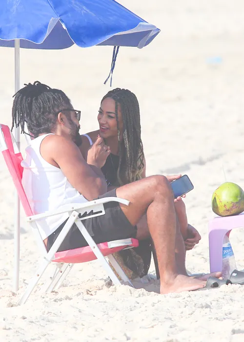 
				
					Aline Patriarca e Diogo Almeida trocam beijos quentes em praia; veja
				
				
