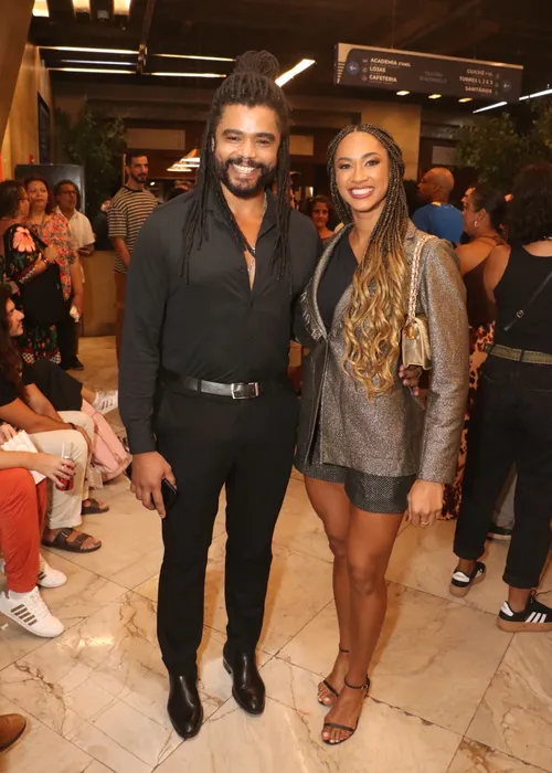 
				
					Aline Patriarca reencontra Diogo Almeida e posa com família do ator
				
				