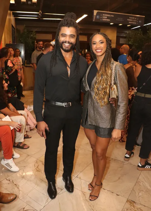 
				
					Aline Patriarca reencontra Diogo Almeida e posa com família do ator
				
				