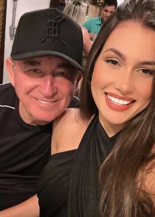 
				
					Amado Batista marca casamento com miss 50 anos mais nova; saiba tudo
				
				