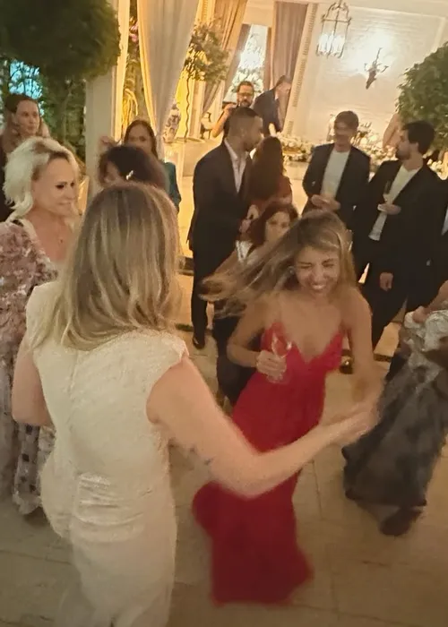 
				
					Ana Maria Braga surge em fotos inéditas do casamento intimista
				
				