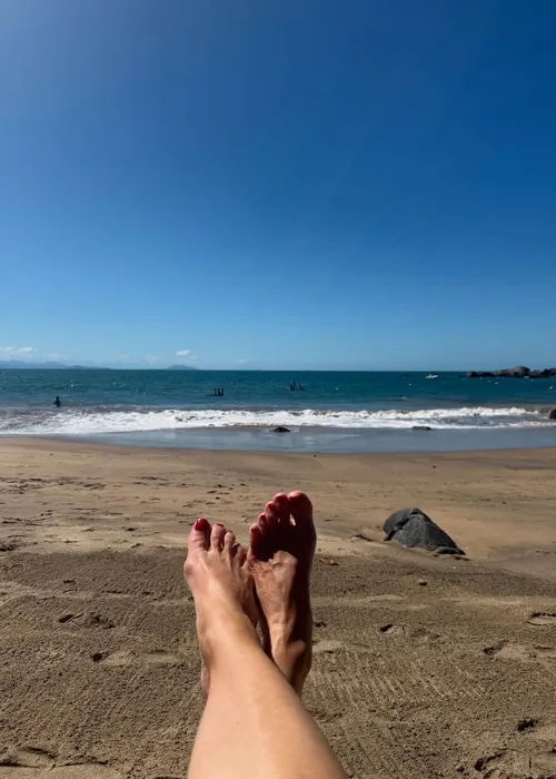 
				
					Ana Paula Padrão posa de biquíni e exibe corpão em viagem à praia
				
				