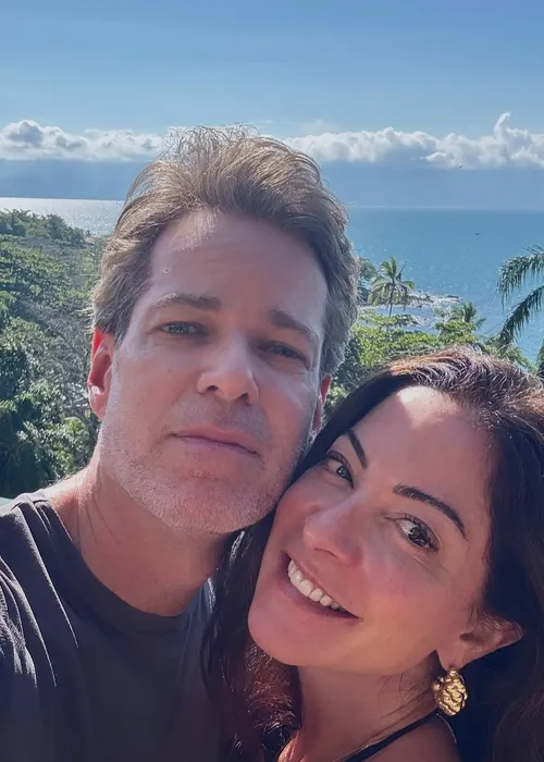 
				
					Ana Paula Padrão posa de biquíni e exibe corpão em viagem à praia
				
				