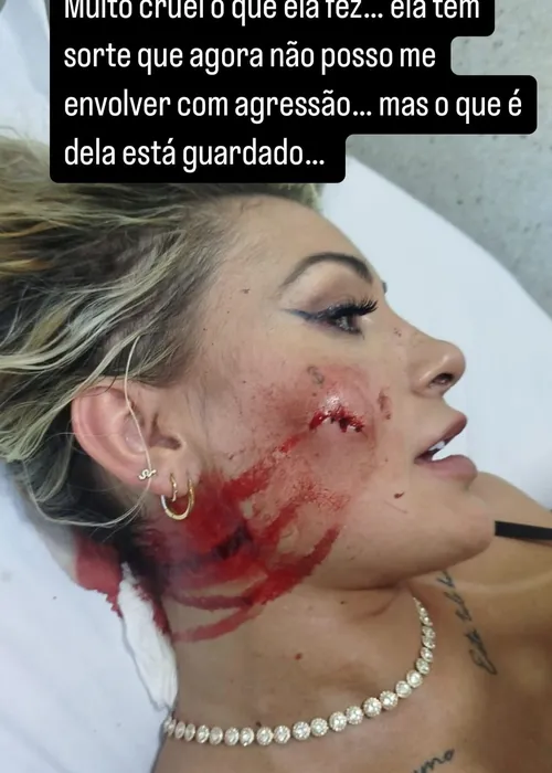 
				
					Andressa Urach zomba de Juju Ferrari, que rebate em inglês após briga
				
				