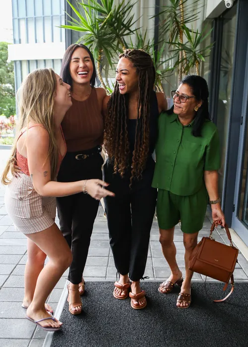 
				
					'BBB 25': Aline Patriarca causa alvoroço em reencontro com ex-rivais
				
				