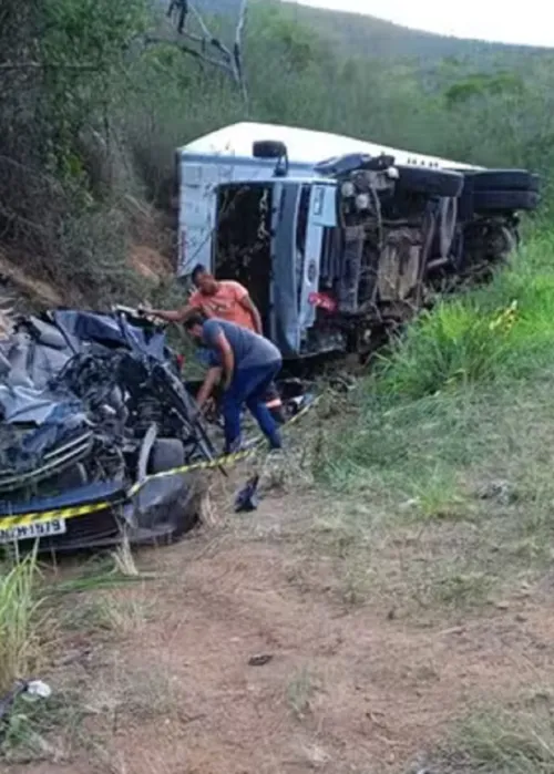 
				
					Batida termina com duas pessoas mortas e três feridas na Bahia
				
				