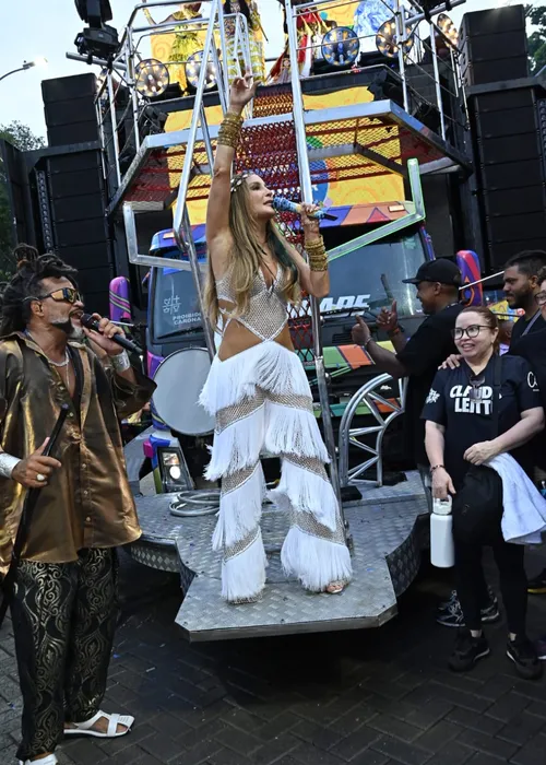 
				
					Carnaval 2025: Claudia Leitte recebe vaias e aplausos durante abertura
				
				