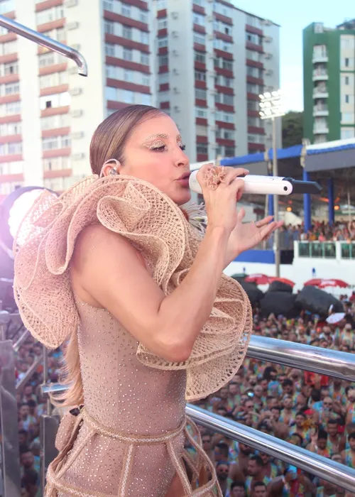 
				
					Carnaval 2025: Claudia Leitte usa figurino com elementos em palha
				
				