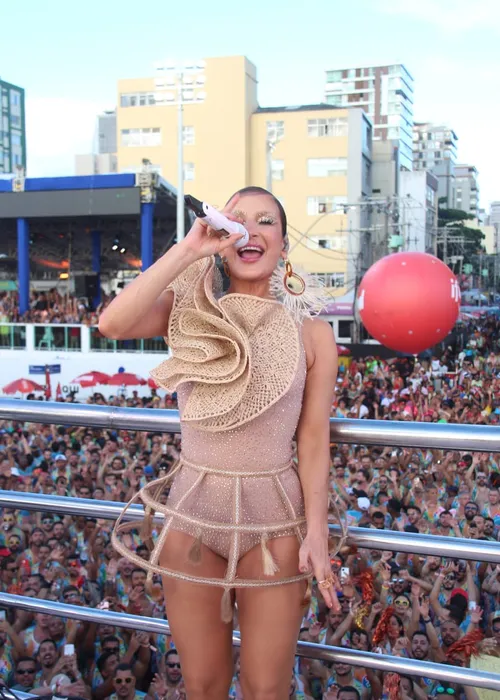 
				
					Carnaval 2025: Claudia Leitte usa figurino com elementos em palha
				
				