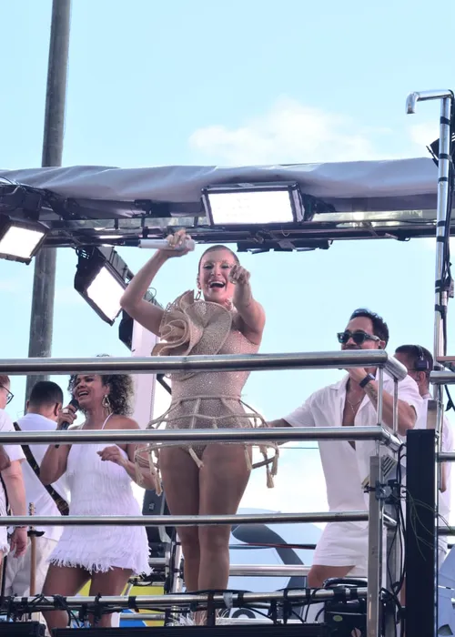 
				
					Carnaval 2025: Claudia Leitte usa figurino com elementos em palha
				
				