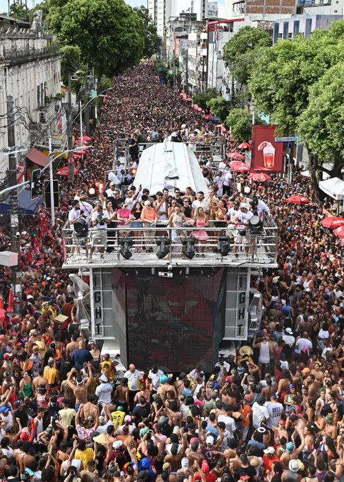 
				
					Carnaval: famosos curtem trio de Ivete Sangalo no último dia de folia
				
				