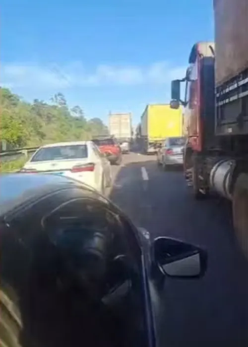 
				
					Carreta derruba passarela na BR-324 e rodovia é interditada na Bahia
				
				