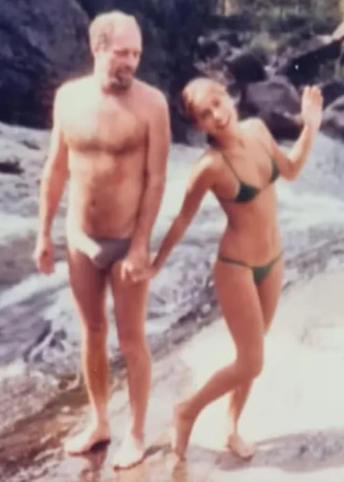 
				
					Cissa Guimarães surge em foto rara com ex-marido: 'Amor será eterno'
				
				