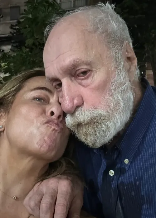 
				
					Cissa Guimarães surge em foto rara com ex-marido: 'Amor será eterno'
				
				