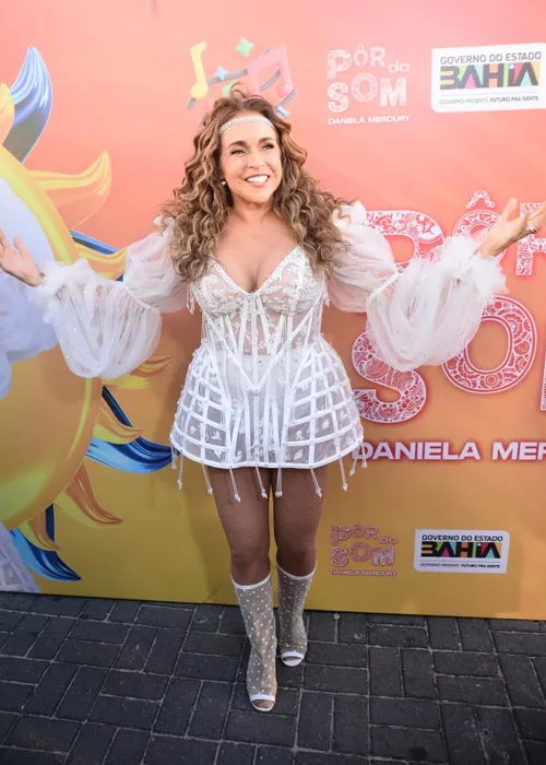 
				
					Daniela Mercury lota a Barra e manda indireta: 'Antiguidade é posto'
				
				