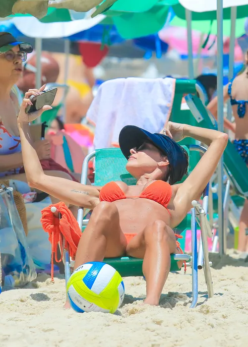 
				
					Deborah Secco curte praia e exibe corpão com biquíni fio-dental
				
				