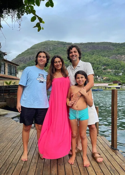 
				
					Dira Paes surge com marido e filhos em fotos raras
				
				