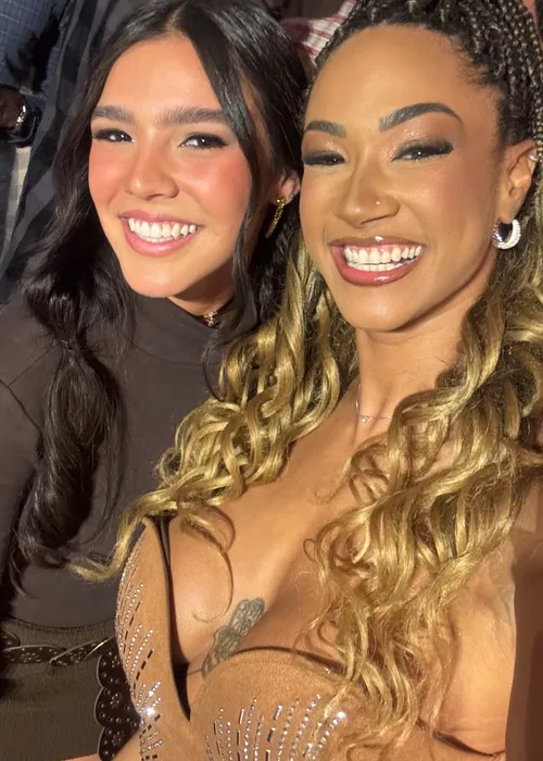 
				
					Duda Guerra tieta Aline Patriarca durante festa em Salvador: 'Rainha'
				
				