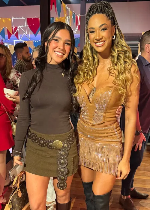 
				
					Duda Guerra tieta Aline Patriarca durante festa em Salvador: 'Rainha'
				
				