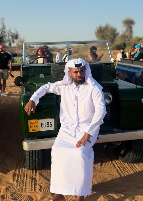 
				
					Ex-BBB Davi posa como 'sheik' e anda de camelo no deserto de Dubai
				
				