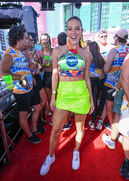 
				
					FOTOS: famosos curtem segundo dia de Carnaval em Salvador
				
				