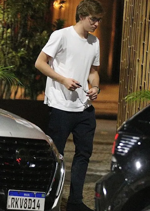 
				
					Filho de Luciano Huck curte noite com namorada em carro de R$ 1,5 mi
				
				