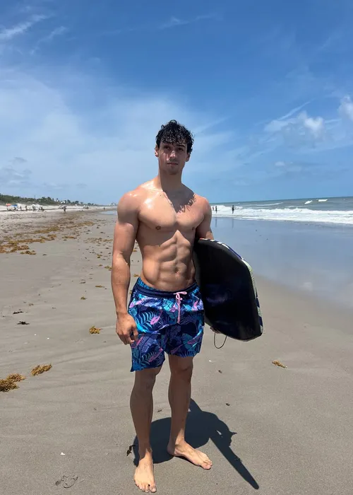 
				
					Filho de Xanddy e Carla Perez impressiona com físico sarado na praia
				
				